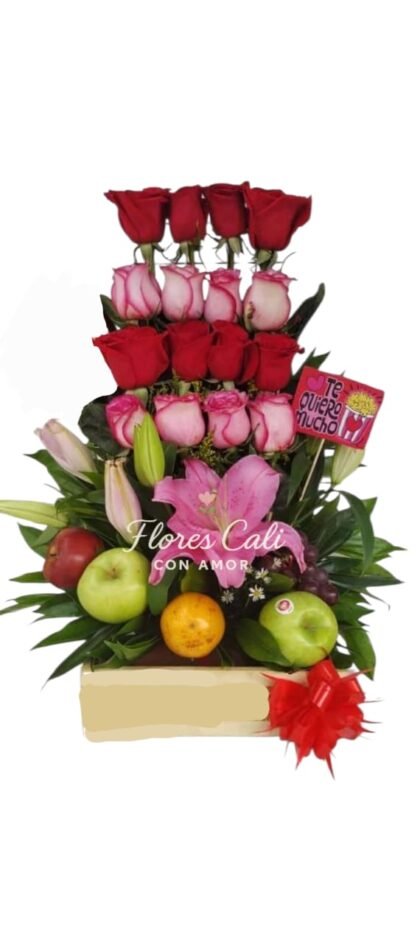 Arreglo Floral con Rosas Rojas, Rosas Rosadas y Frutas 22