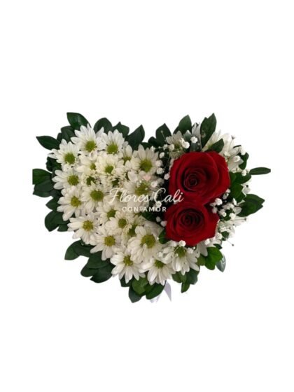 Corazón fúnebre con margaritas y rosas rojas 22