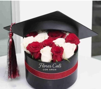 Cilindro de Rosas para Graduación con Birrete 37
