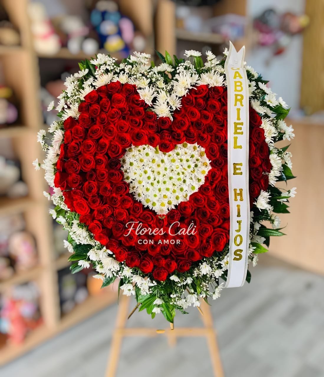 Rola Fúnebre en Forma de Corazón con Rosas y Crisantemo 18