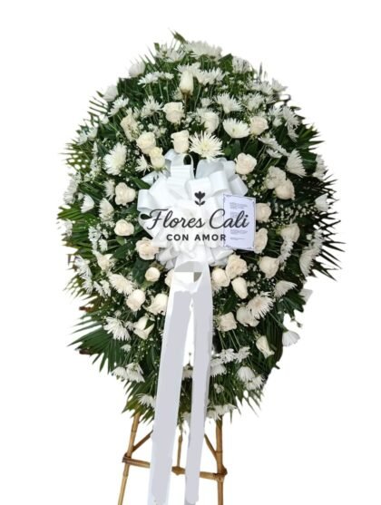 Corona fúnebre blanca clásica con rosas y crisantemos 05